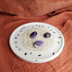 plateau en jesmonite avec fleur de vie pour recharge
