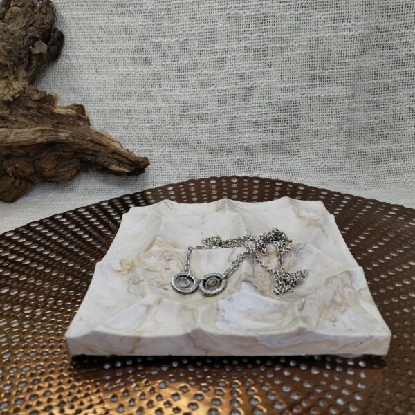 Plateau Carré en Jesmonite pour Bijoux et Pierres Naturelles – Image 3