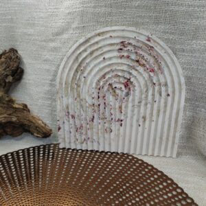Plateau en Forme d'Arc en Jesmonite Beige avec Feuille d'Or Doré