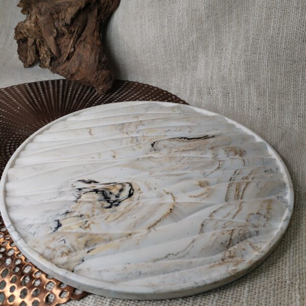 Plateau Rond Ondulé en Jesmonite Marbré Beige, Gris